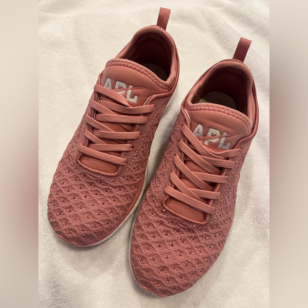 APL techloom phantom sneaker , excellent condition size 6